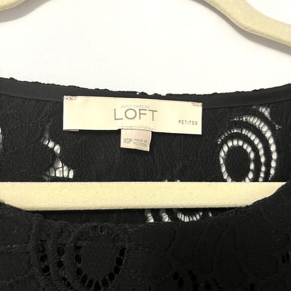 🟢Ann Taylor LOFT Black Floral Lace Short Sleeve Shirt Size XSP - Picture 3 of 5